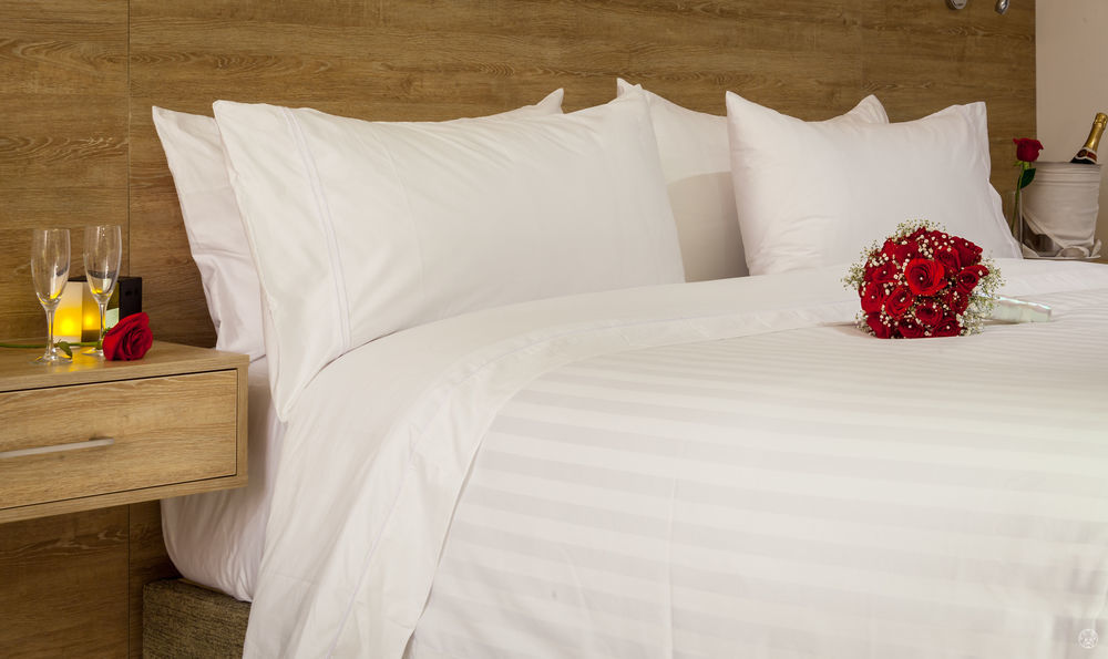Ghl Collection Barranquilla Hotel Kültér fotó A bed with white sheets