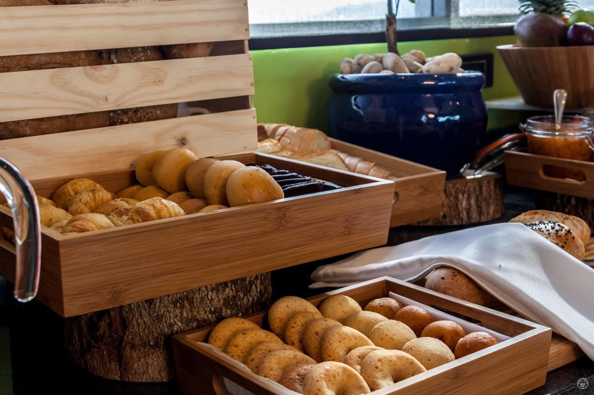 Ghl Collection Barranquilla Hotel Kültér fotó Buns at a buffet