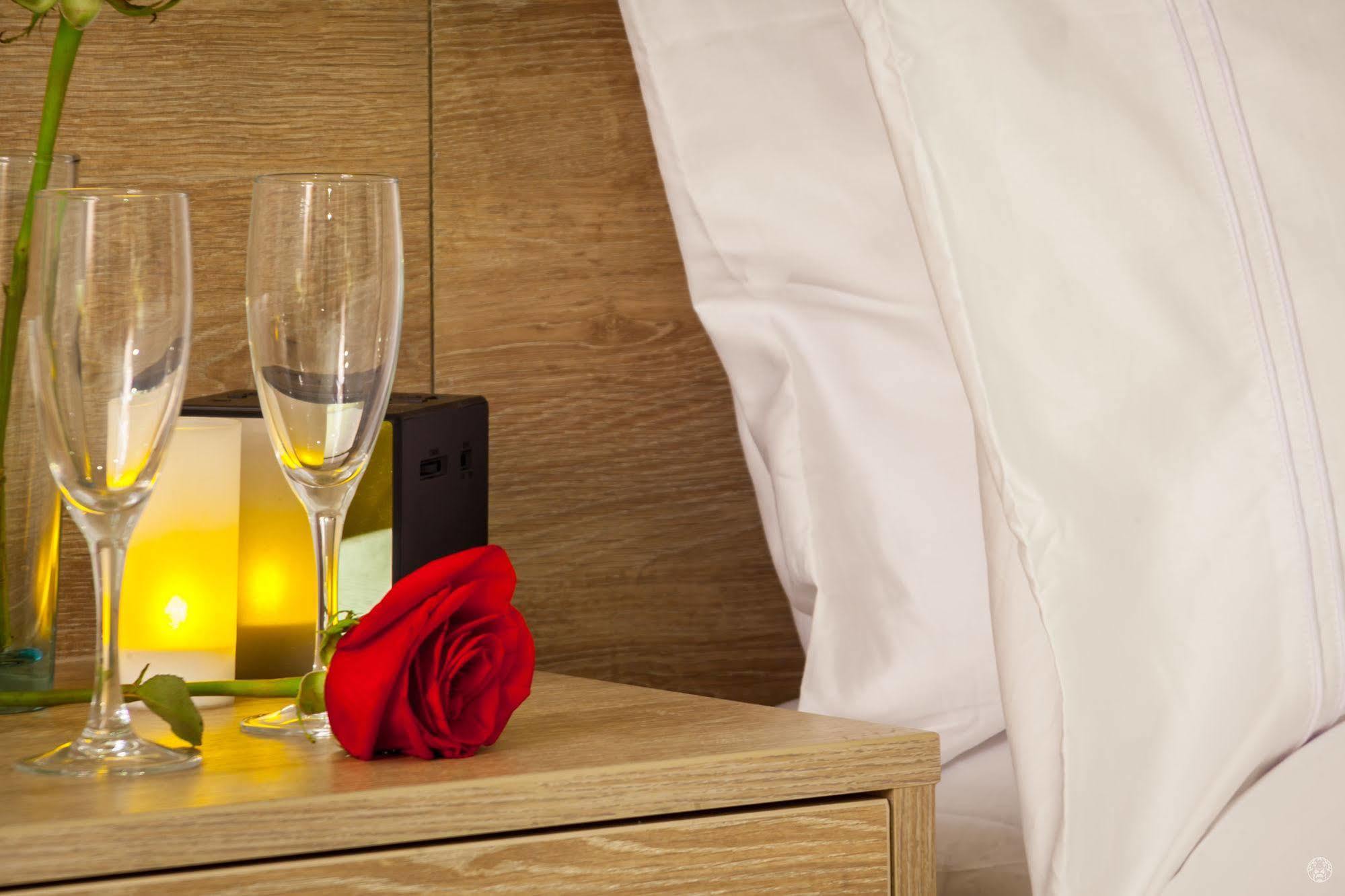 Ghl Collection Barranquilla Hotel Kültér fotó A red rose and champagne
