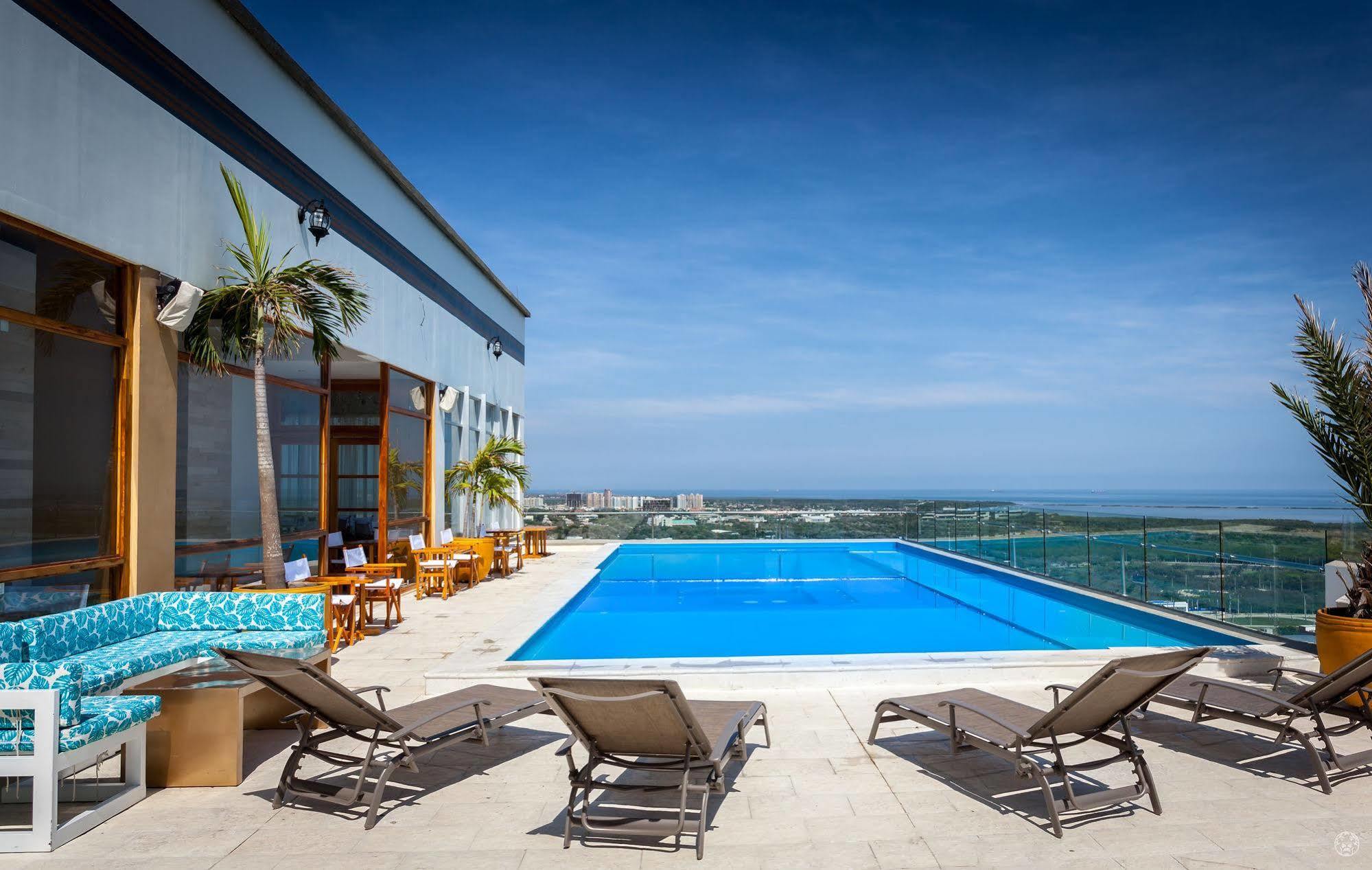 Ghl Collection Barranquilla Hotel Kültér fotó Rooftop pool at the hotel